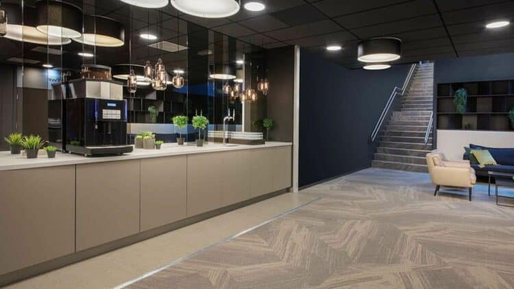 Espace commun d’hôtel moderne en Norvège avec coin café, éclairage design et escalier