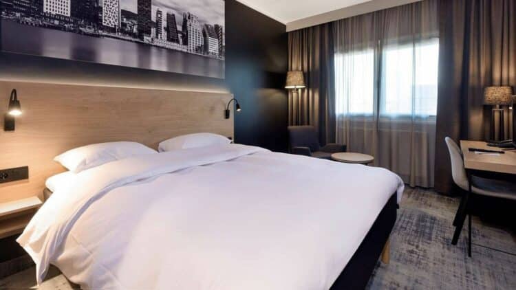 Chambre d’hôtel moderne en Norvège avec lit double, bureau et décoration contemporaine