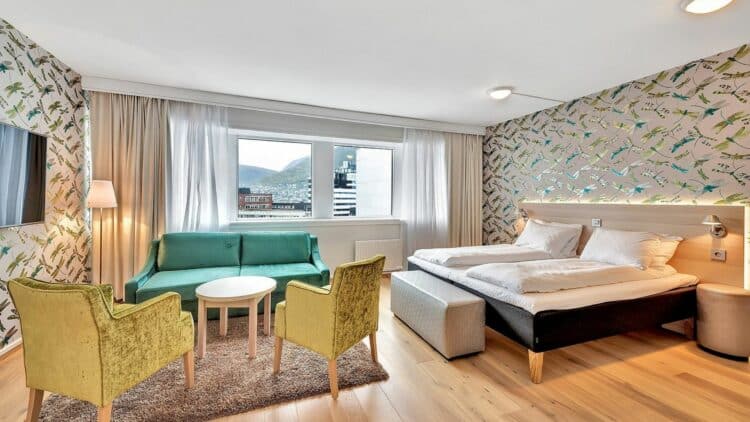 Suite familiale en Norvège avec lit double, canapé et espace salon lumineux