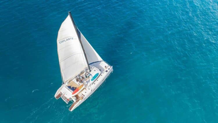 Vue aérienne d’un catamaran naviguant sur une mer turquoise