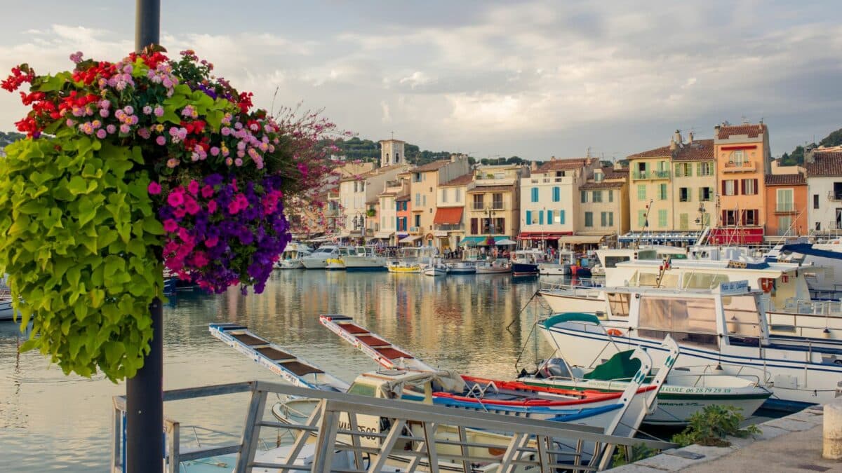 Port de Cassis avec bateaux amarrés et maisons colorées en bord de mer
