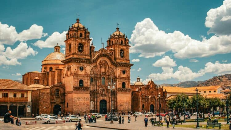 Cathédrale de Cusco sur la Plaza de Armas avec des visiteurs au Pérou