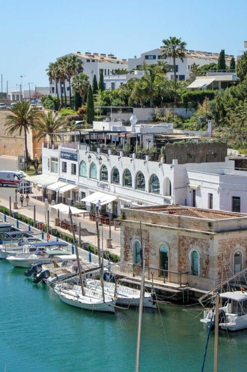 Port de Ciutadella à Minorque avec bateaux amarrés et bâtiments en pierre le long du quai