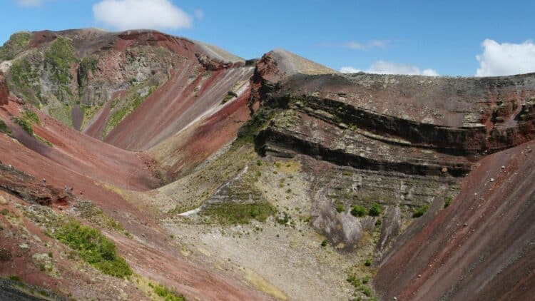 Paysage volcanique avec cratère et reliefs rouges en Nouvelle-Zélande