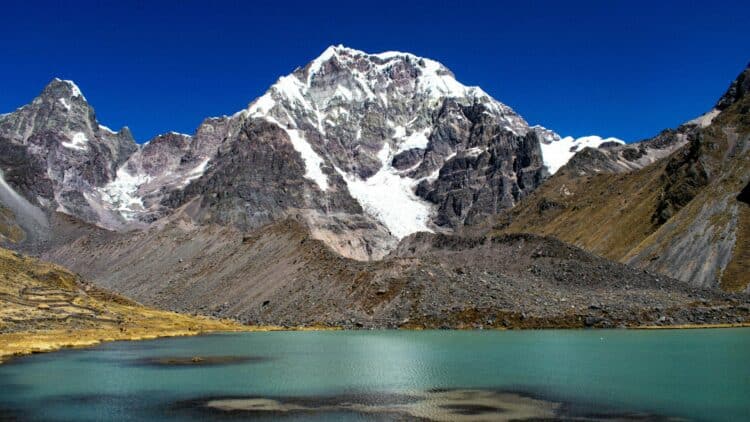 Lac de montagne entouré de sommets enneigés dans les Andes au Pérou