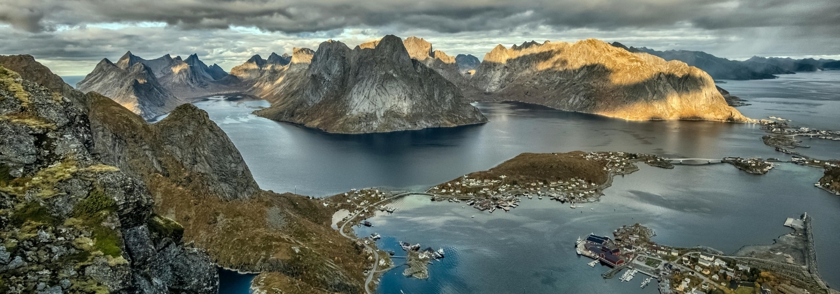 Vue panoramique des fjords norvégiens et des îles Lofoten au coucher du soleil, symbole des grands espaces nordiques