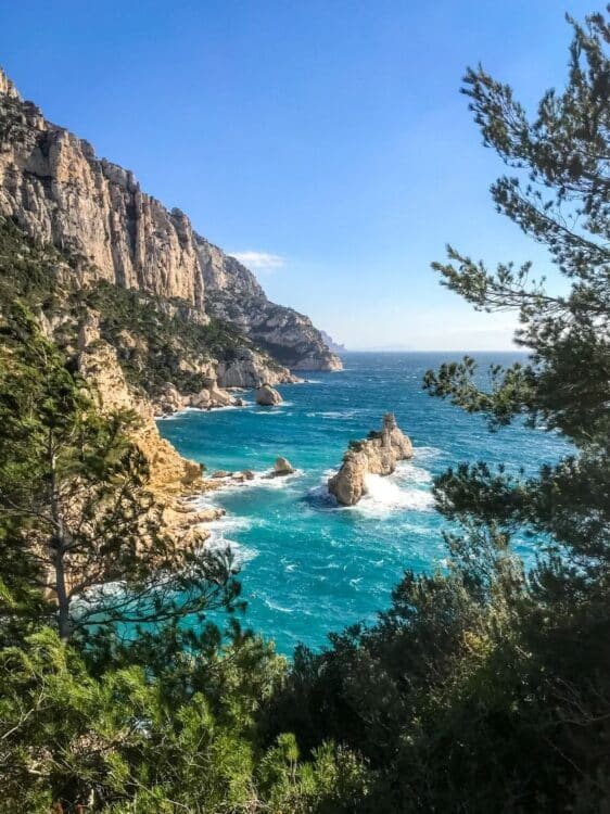 Falaises des calanques près de Marseille plongeant dans une mer turquoise