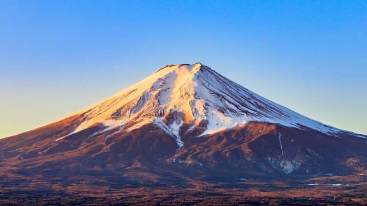 Vue du mont Fuji enneigé au Japon sous un ciel dégagé