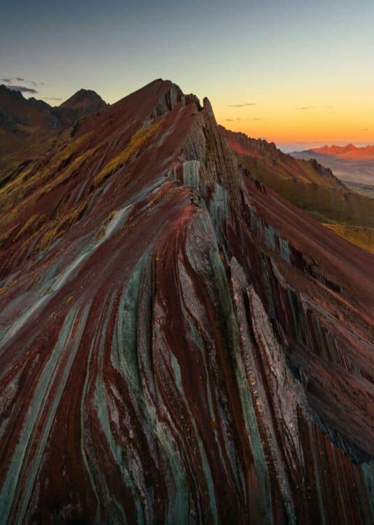 Crêtes de montagne aux strates colorées dans les Andes au Pérou au coucher du soleil