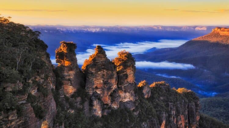 Falaises des Blue Mountains au lever du soleil avec brume en Australie