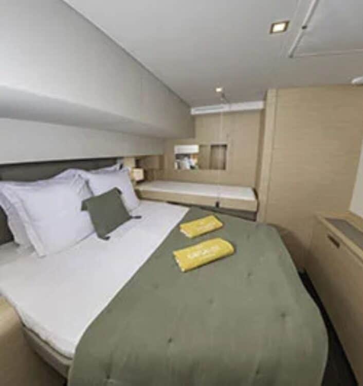 Cabine de catamaran avec lit double et aménagement confortable