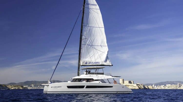 Catamaran de luxe en navigation avec voiles déployées sur la mer