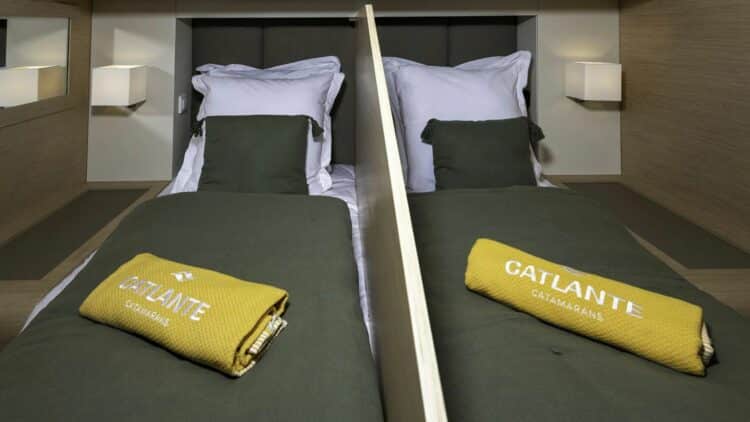 Cabines avec lits séparés à bord d’un catamaran