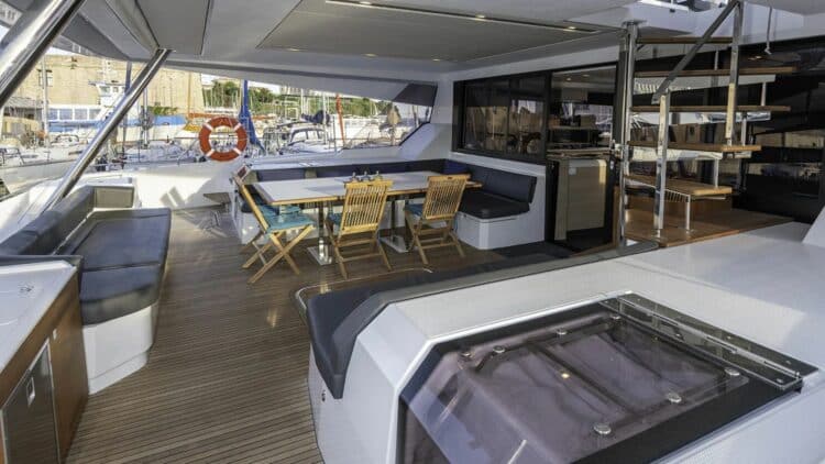 Grand espace extérieur d’un catamaran avec salon et zone détente