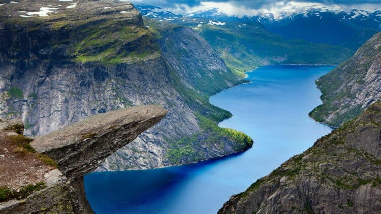 Formation rocheuse Trolltunga surplombant un fjord en Norvège avec vue panoramique