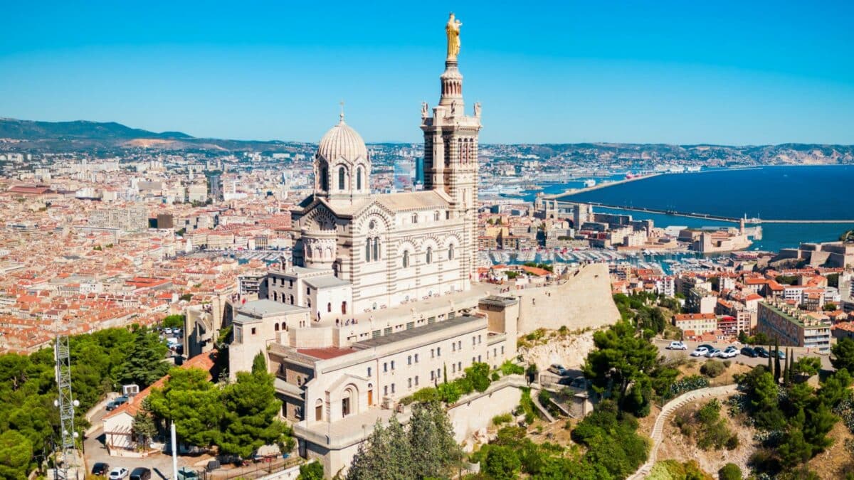 Basilique Notre-Dame de la Garde dominant Marseille avec vue sur le Vieux-Port