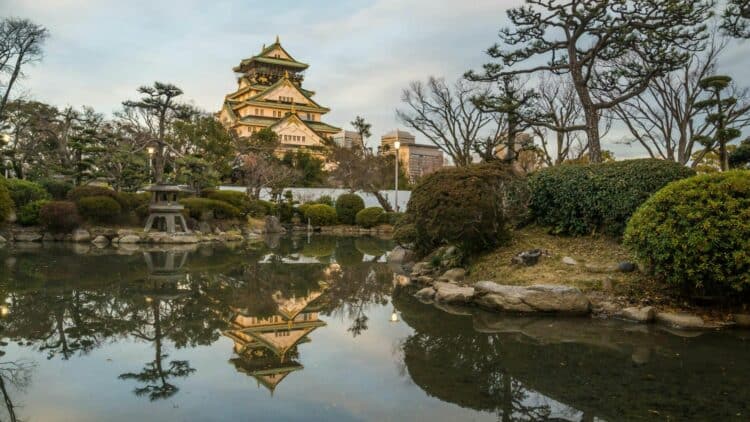 Château d’Osaka entouré d’un jardin japonais avec reflet dans un bassin