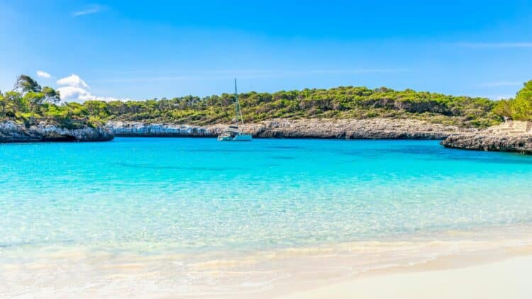 Plage du parc naturel de Mondragó avec eau turquoise et sable clair