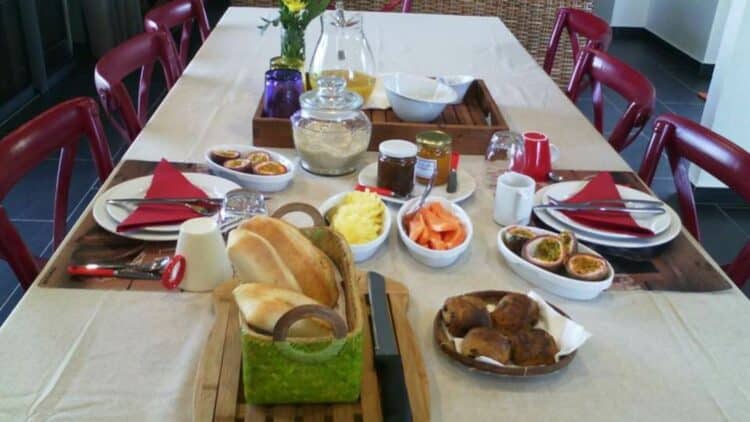 Table de petit-déjeuner avec fruits et produits locaux à La Réunion