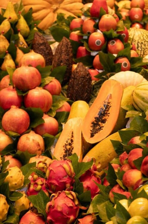 Étal de fruits exotiques colorés sur un marché local à La Réunion