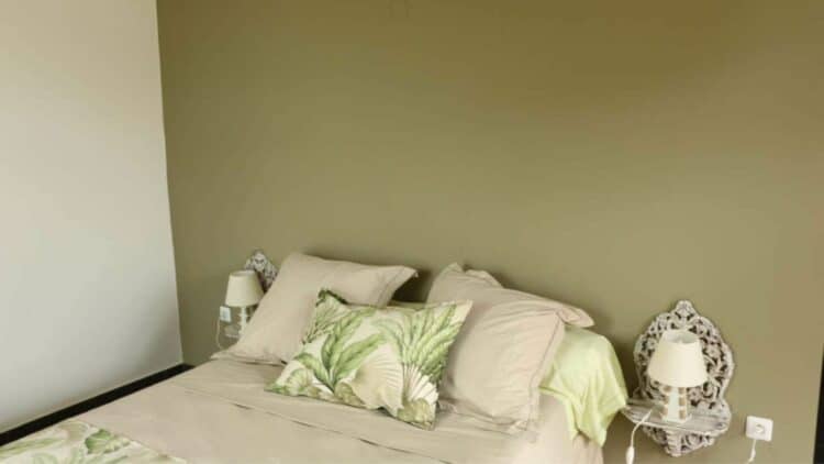 Chambre confortable de la maison d’hôtes Le Citron Galet avec décoration sobre