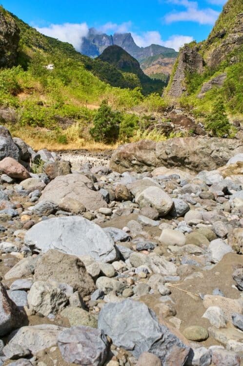 Rivière asséchée avec rochers au cœur d’une vallée montagneuse à La Réunion