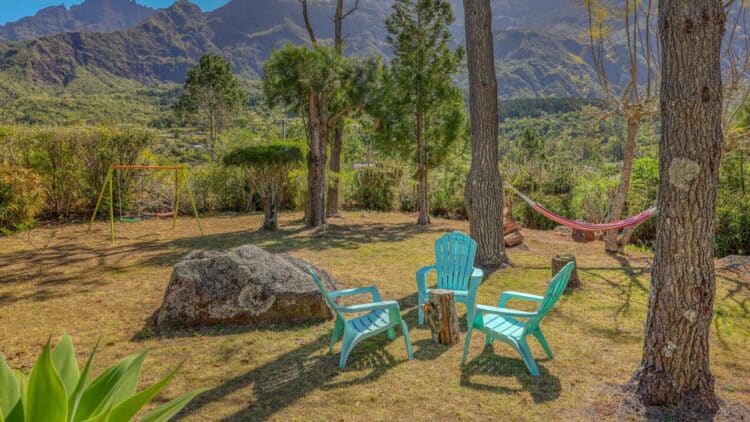 Jardin extérieur de La Villa Soalic avec hamac et fauteuils entourés de nature