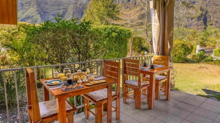 Petit-déjeuner servi sur une terrasse avec vue sur la nature à La Réunion