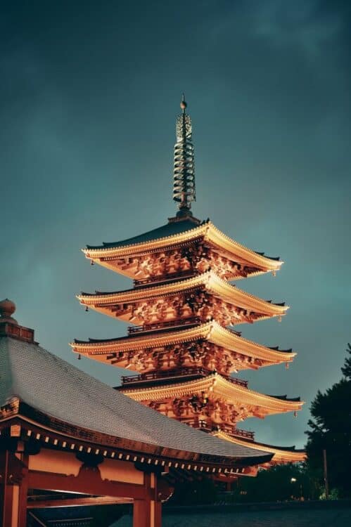 Pagode traditionnelle illuminée dans un temple à Tokyo au Japon