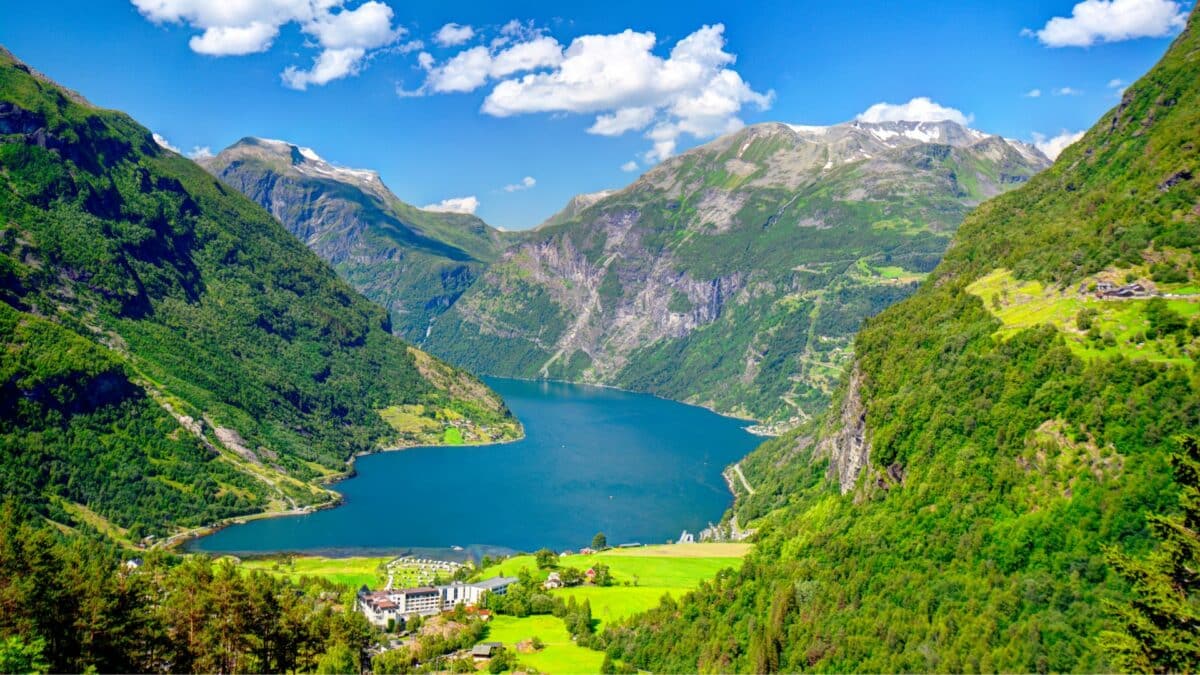 Fjord norvégien entouré de montagnes et vallée verdoyante en été