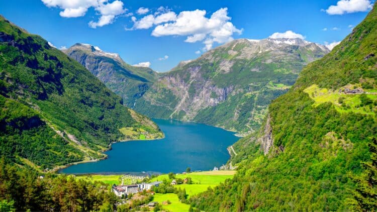 Fjord norvégien entouré de montagnes et vallée verdoyante en été