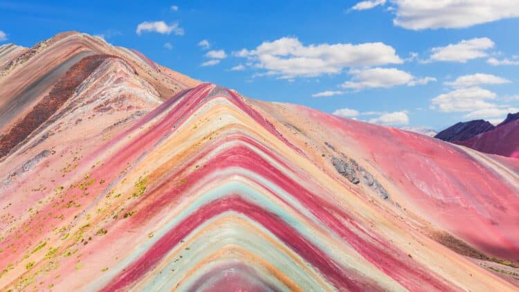 Montagne colorée de Vinicunca avec strates rouges, roses et jaunes au Pérou