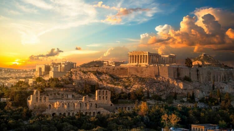 Vue de l’Acropole d’Athènes au coucher du soleil en Grèce.