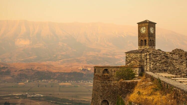 Fortifications en pierre de Gjirokastër avec les montagnes du sud de l’Albanie en arrière-plan.