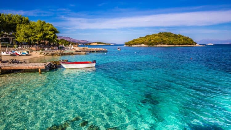 Plage de Ksamil bordée d’eaux turquoise et de petits îlots sur la Riviera albanaise.