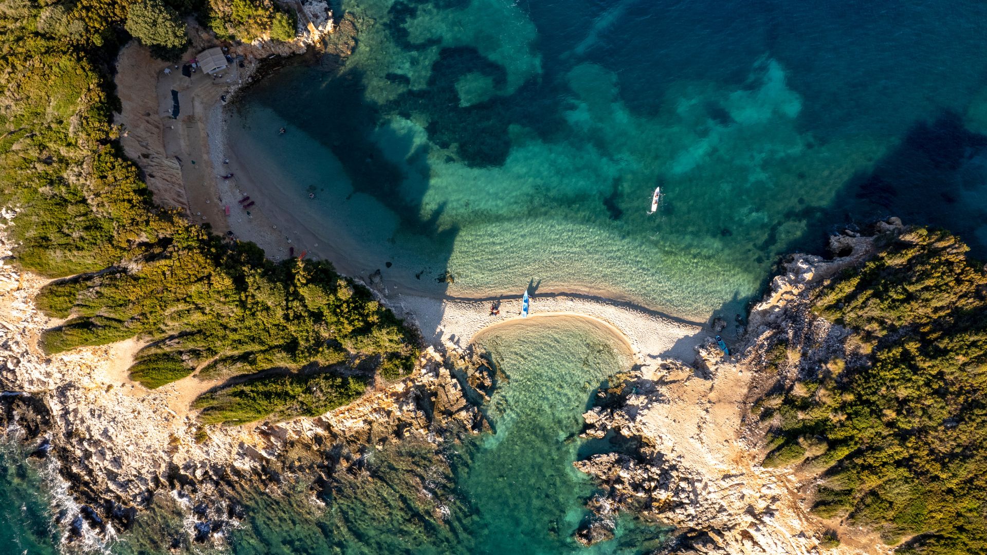 Vue aérienne d’une crique aux eaux turquoise sur la côte ionienne en Albanie.