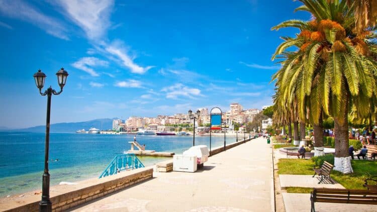 Promenade du front de mer de Saranda bordée de palmiers sur la côte albanaise.