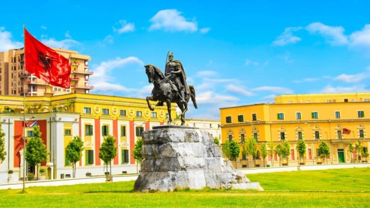 Statue de Skanderbeg sur la place principale de Tirana en Albanie.