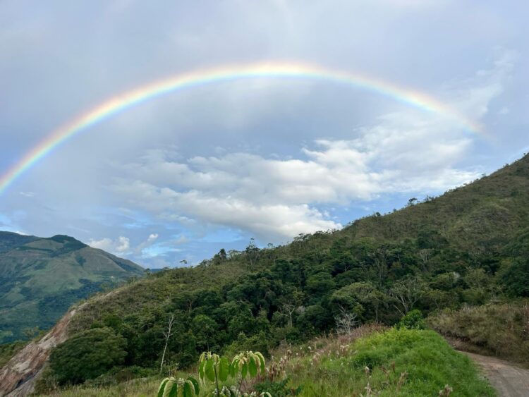 Arc-en-ciel au-dessus des montagnes et forêts andines du Pérou.