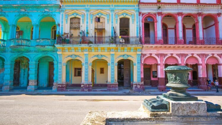 Bâtiments coloniaux colorés dans le centre historique de La Havane à Cuba.