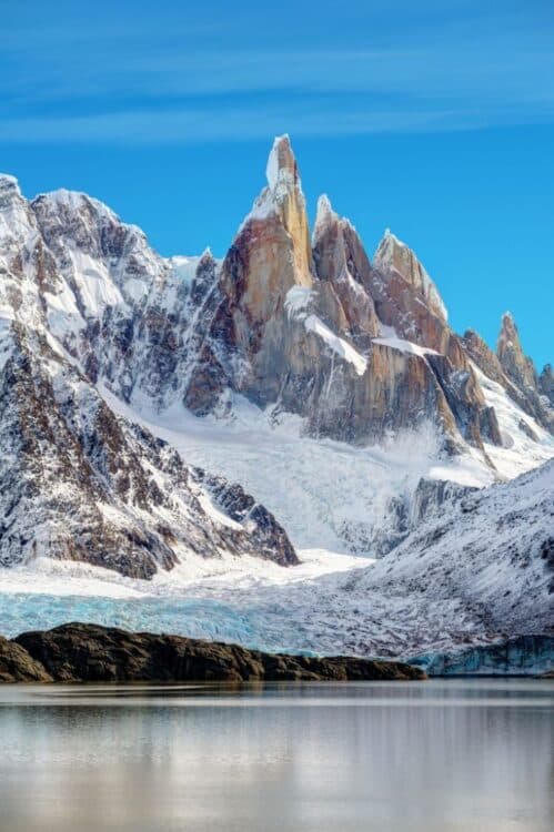 Vue du mont Fitz Roy et de son glacier dans les paysages enneigés de Patagonie argentine.