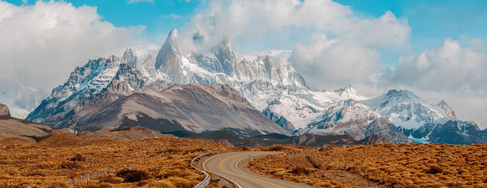 Route traversant les paysages de Patagonie argentine avec le mont Fitz Roy enneigé en arrière-plan.