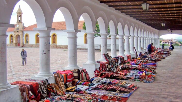 Marché artisanal de textiles traditionnels en Bolivie.