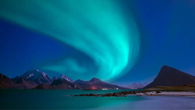Aurores boréales illuminant le ciel du Groenland au-dessus d'un paysage arctique.