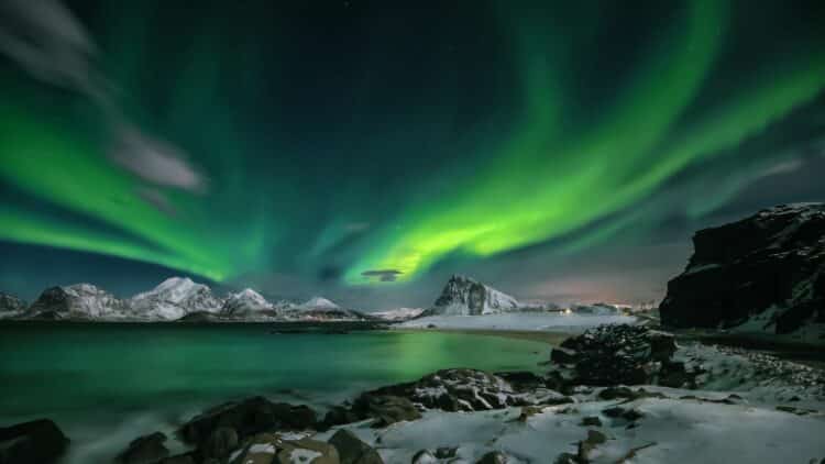 Aurores boréales illuminant le ciel de la Laponie suédoise.