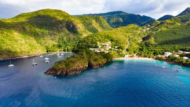 Vue aérienne de la baie des Saintes en Guadeloupe.