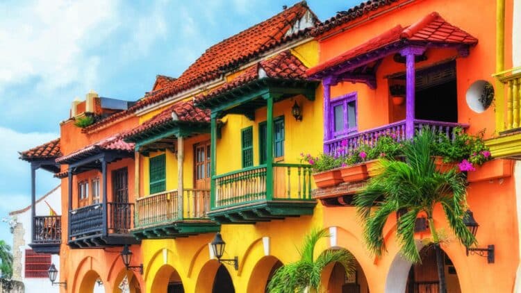 Façades colorées et balcons fleuris dans le centre historique de Carthagène.