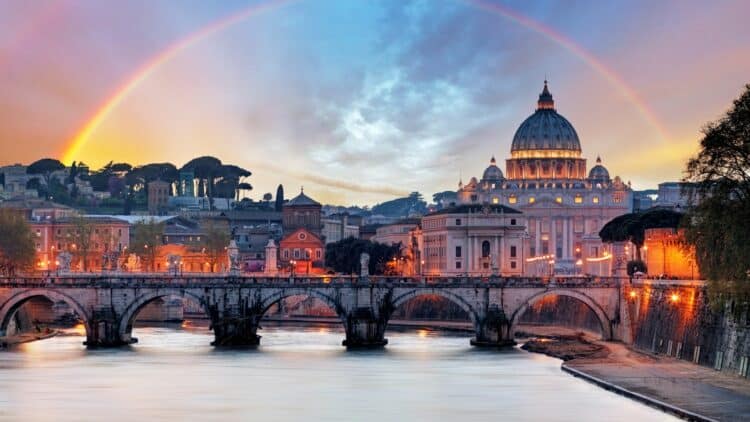 Basilique Saint-Pierre et pont sur le Tibre à Rome, en Italie, sous un arc-en-ciel.