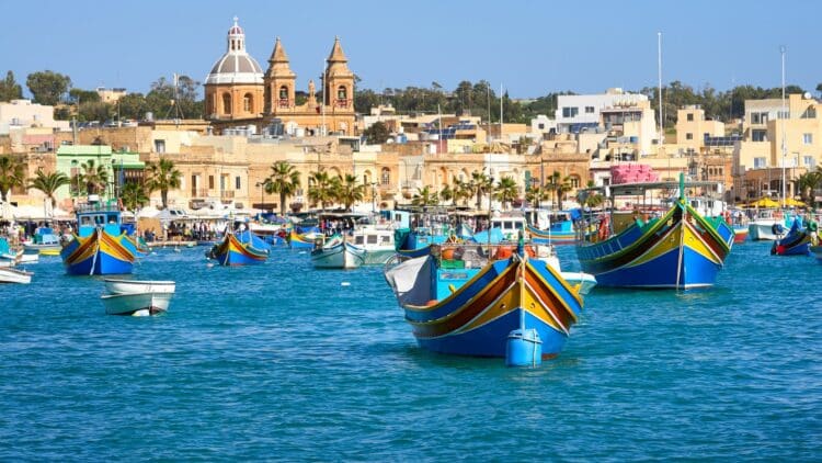Luzzus colorés dans le port de Marsaxlokk à Malte.