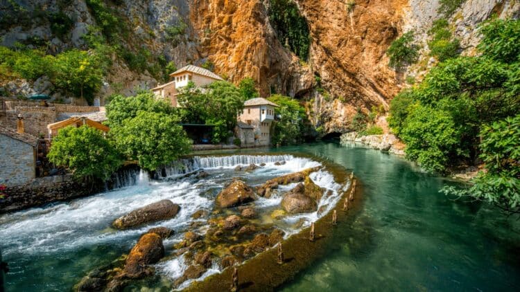 Monastère de Blagaj au bord de la source de la Buna dans un cadre rocheux spectaculaire en Bosnie-Herzégovine.